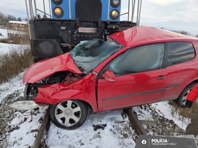 zrazka rusna s autom v dolnych nasticiach v okrese banovce nad bebravou 676x507 191275.jpg