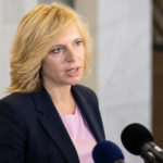 Blonda hovorkyna na tlacovej konferencii