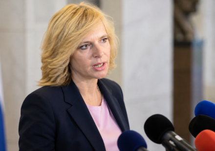 Blonda hovorkyna na tlacovej konferencii