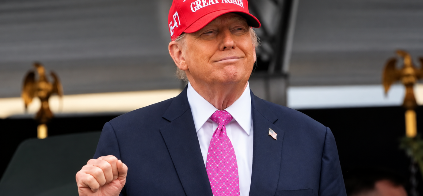 Donald Trump na podiu s cervenou siltovkou