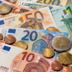 Farebna zmes eurobankoviek a minci