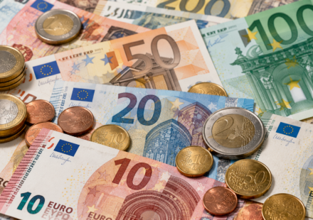 Farebna zmes eurobankoviek a minci
