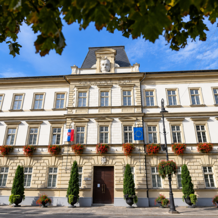 Historicka budova s vlajkami a kvetmi