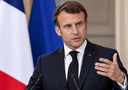 Macron na tlacovej konferencii s vlajkami