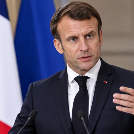 Macron na tlacovej konferencii s vlajkami