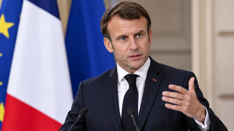 Macron na tlacovej konferencii s vlajkami