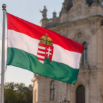 Madarska vlajka pri historickej budove