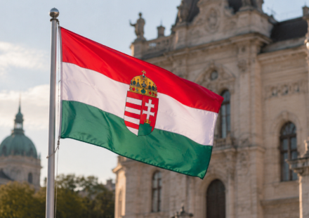 Madarska vlajka pri historickej budove