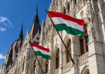 Madarsky parlament pod vlajkami