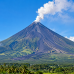 Majestatny Mayon nad tropickou krajinou