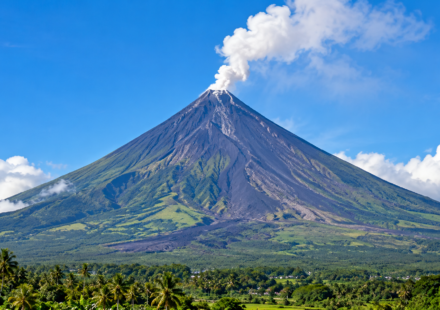 Majestatny Mayon nad tropickou krajinou