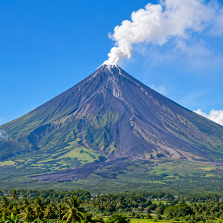 Majestatny Mayon nad tropickou krajinou