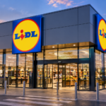 Moderna predajna Lidl za sumraku