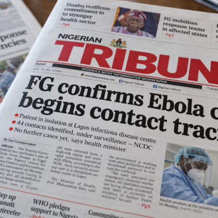 Noviny s titulkom o ebole v Nigerii