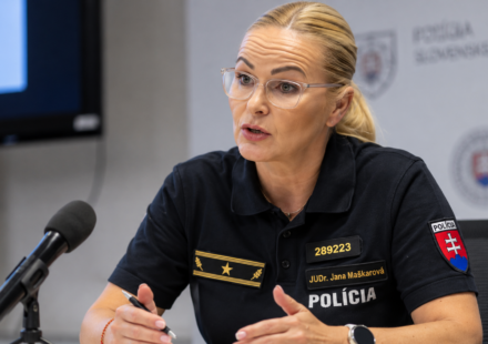 Policajna hovorkyna na tlacovej konferencii 1