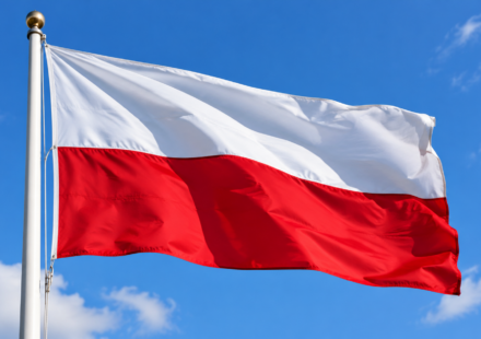 Polska vlajka vo vetre vesmirnom nebi