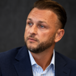 Premyslavy portret v tmavom obleku