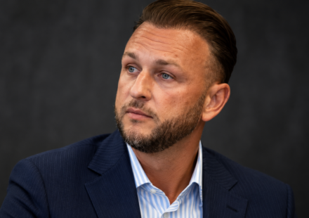 Premyslavy portret v tmavom obleku