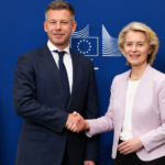 Slavnostne diplomaticke podanie ruk pri vlajkach