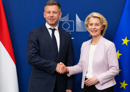 Slavnostne diplomaticke podanie ruk pri vlajkach