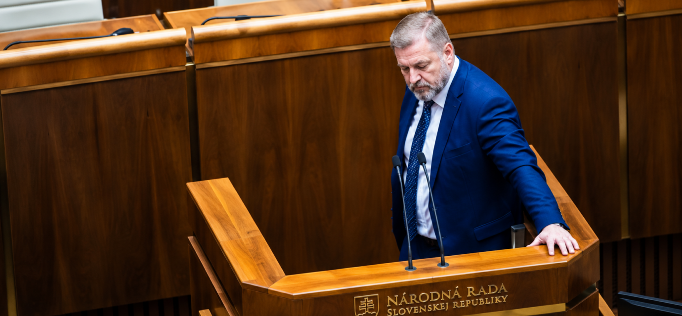 Slovensky poslanec pri recnickom pulte