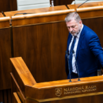 Slovensky poslanec pri recnickom pulte