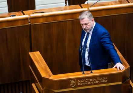 Slovensky poslanec pri recnickom pulte