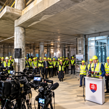 Tlacova konferencia na stavenisku