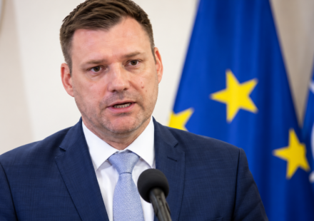 Tlacova konferencia s europskymi vlajkami