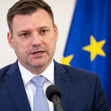 Tlacova konferencia s europskymi vlajkami