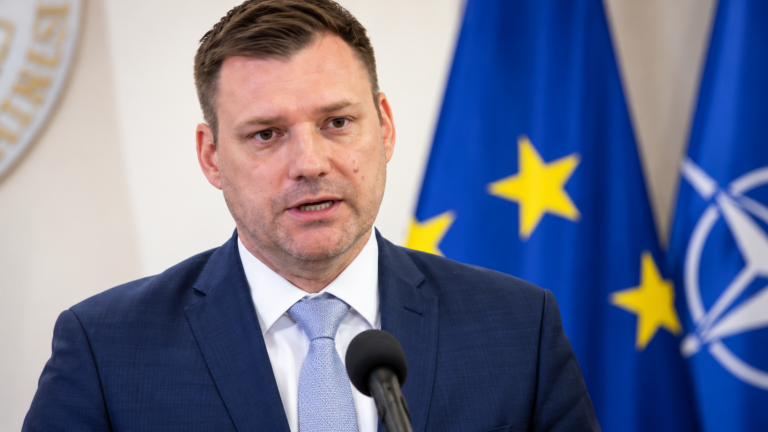 Tlacova konferencia s europskymi vlajkami