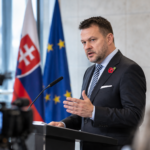 Tlacova konferencia so slovenskymi vlajkami