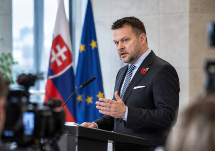 Tlacova konferencia so slovenskymi vlajkami