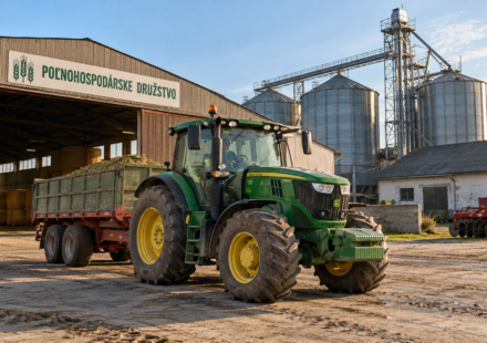Traktor pred polnohospodarskym druzstvom