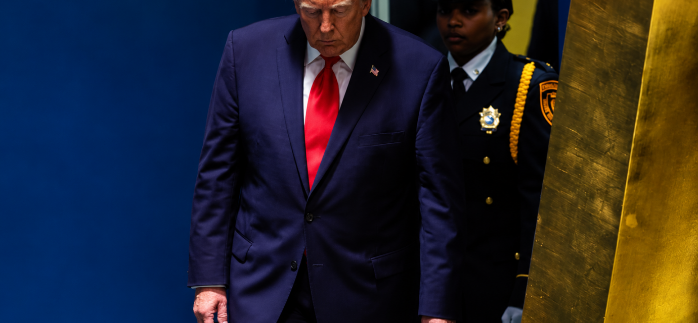 Trump v tienistom sprievode