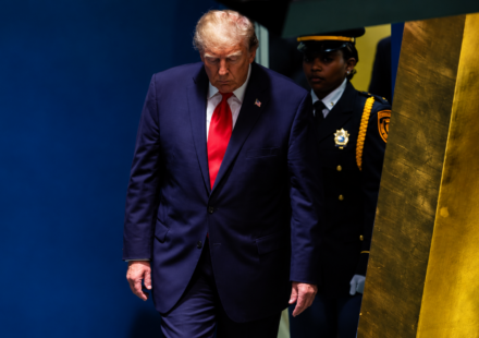 Trump v tienistom sprievode
