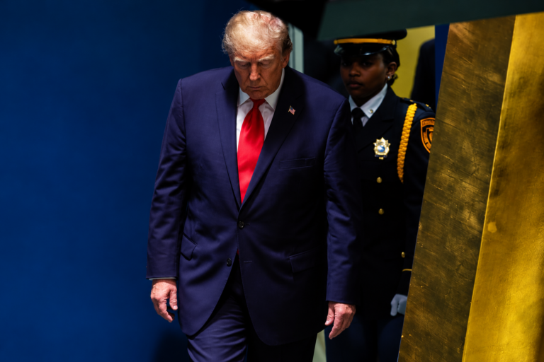 Trump v tienistom sprievode