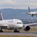 United lietadla nad letiskom pri kopcoch