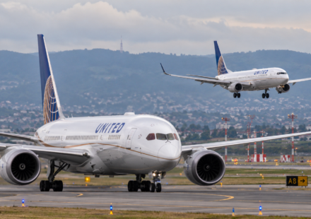 United lietadla nad letiskom pri kopcoch