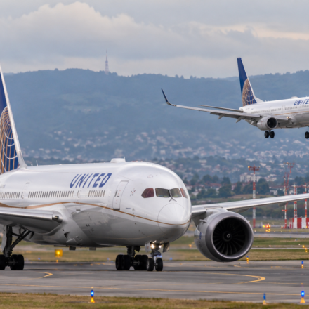 United lietadla nad letiskom pri kopcoch