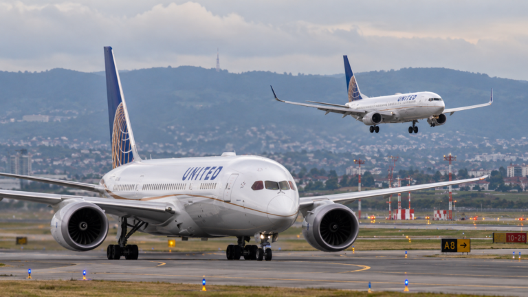 United lietadla nad letiskom pri kopcoch