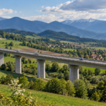 Viadukt nad zelenym horskym udolim