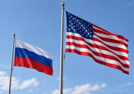 Vlajky USA a Ruska na oblohe