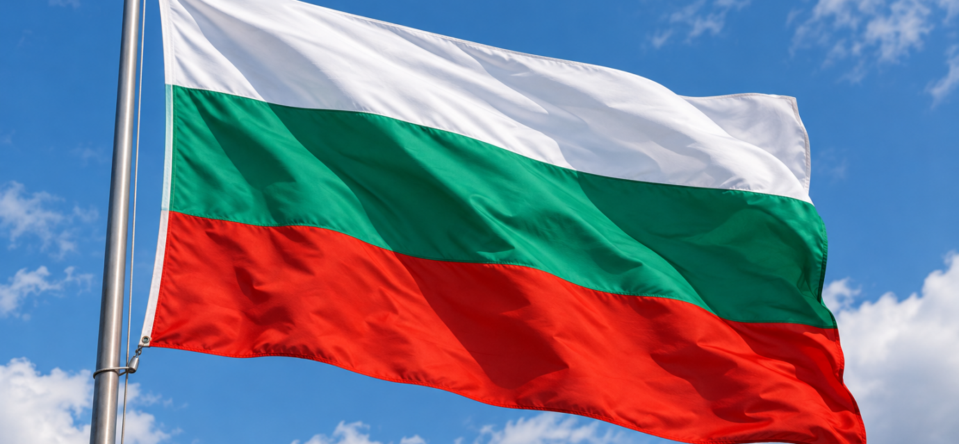 Vlajuca bulharska vlajka na oblohe