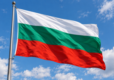 Vlajuca bulharska vlajka na oblohe