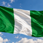 Vlajuca nigerijska vlajka pod oblakmi