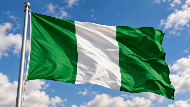 Vlajuca nigerijska vlajka pod oblakmi