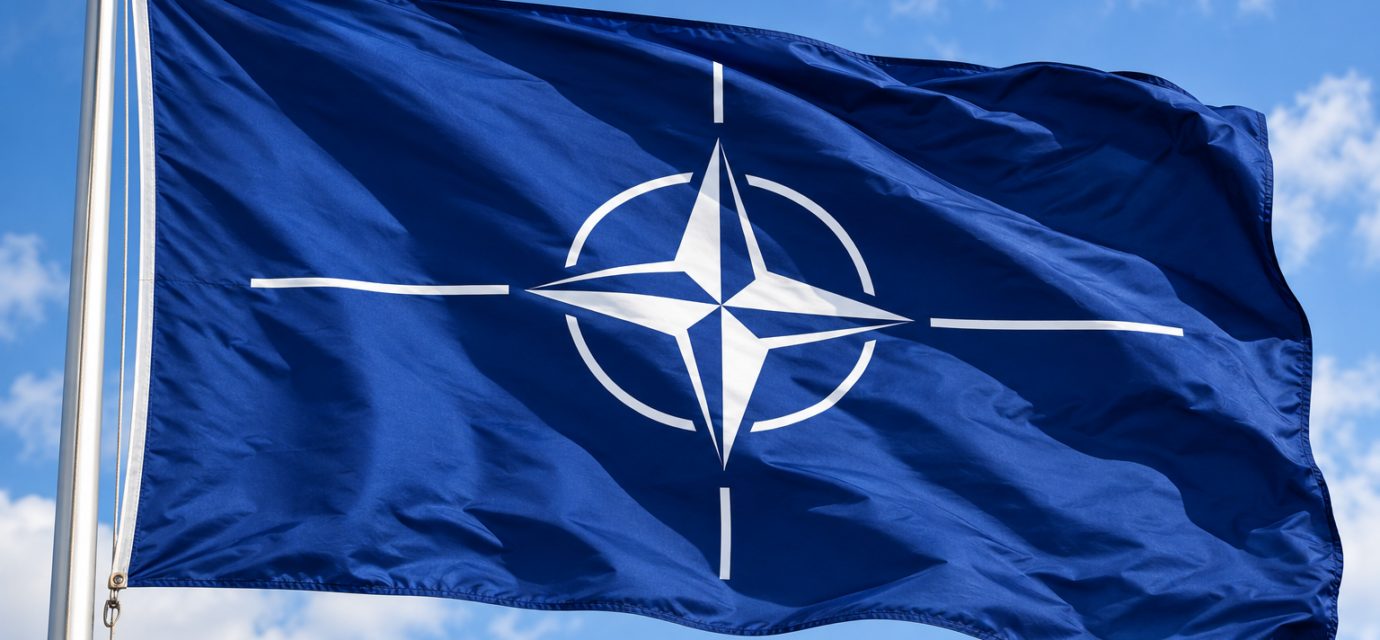 Vlajuca vlajka NATO pod modrou oblohou
