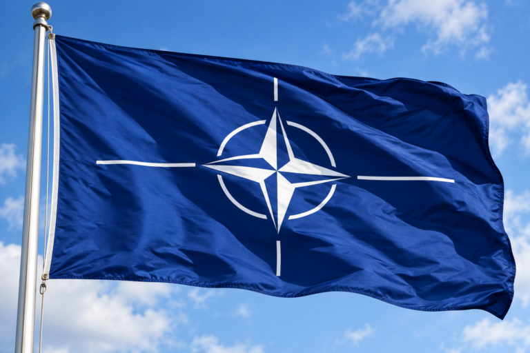 Vlajuca vlajka NATO pod modrou oblohou