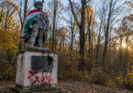 Zabudnuty pamatnik v jesennom lese
